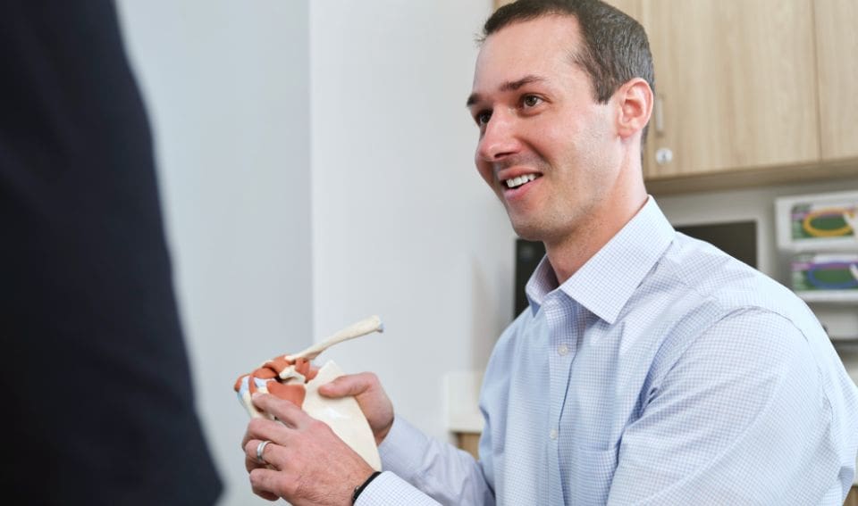 Dr. Michael Bender consulting with a patient at Forté Sports Medicine