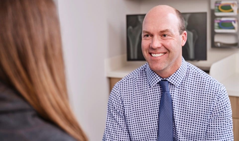 Dr. Kevin Condict consulting with a patient at Forté Sports Medicine