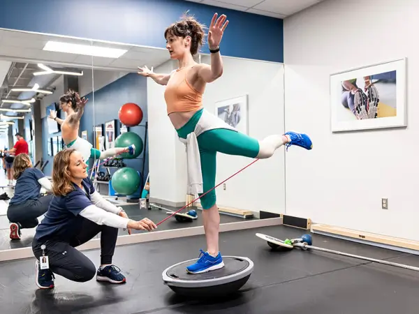 A Forté Sports Medicine & Orthopedics physician assisting a patient with physical therapy in Indiana