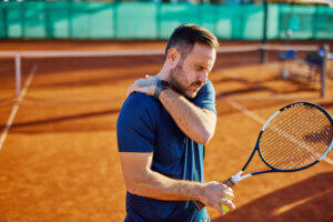 Tennis player suffering from shoulder pain during a match